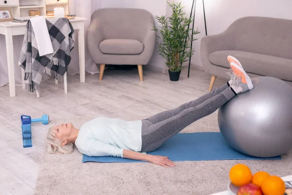 Atletik üst düzey kadın bacaklarını germe