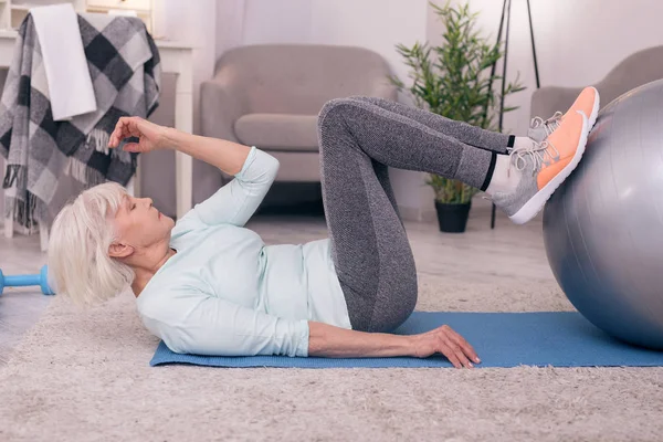 Onun abs çalışan atletik üst düzey kadın