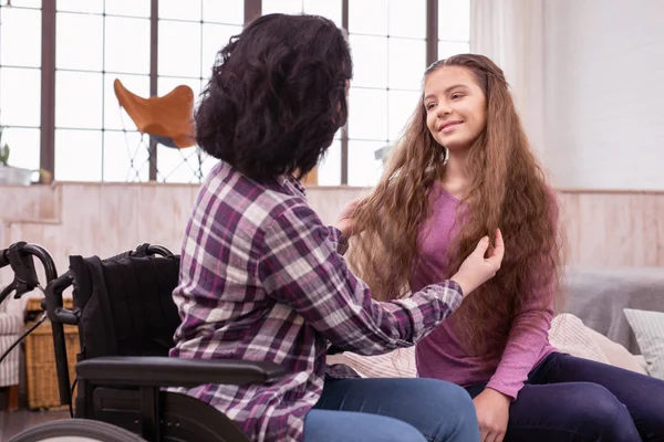 Femme handicapée et jolie fille assise ensemble — Photo