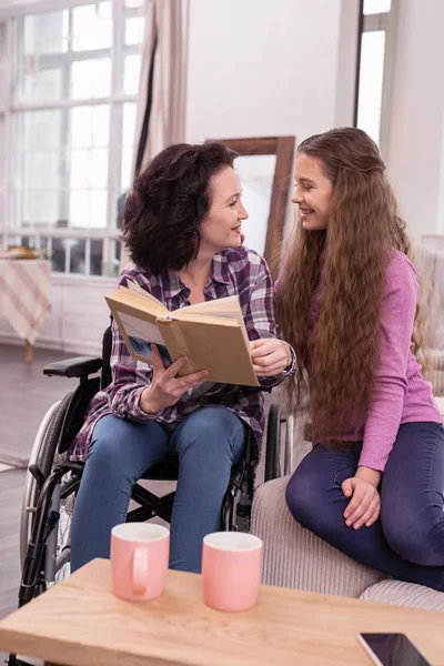 Geïnspireerd gehandicapte vrouw en meisje bestuderen van boek — Stockfoto