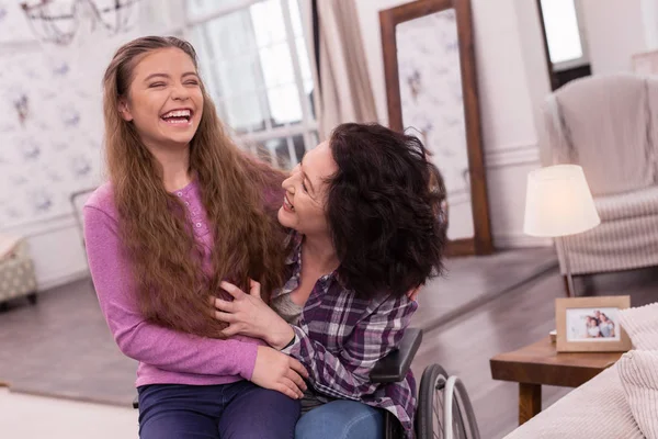 Gioviale disabili donna e ragazza raccontare barzellette — Foto Stock