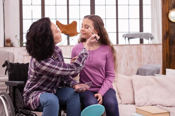 Attenta donna storpio applicare il trucco sulla ragazza — Foto Stock