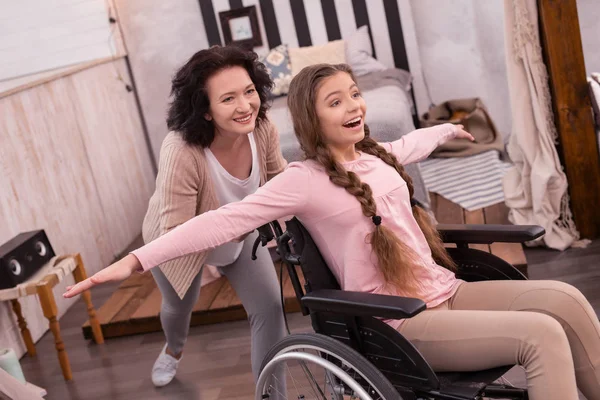 Chica y mujer discapacitada exuberante divirtiéndose — Foto de Stock