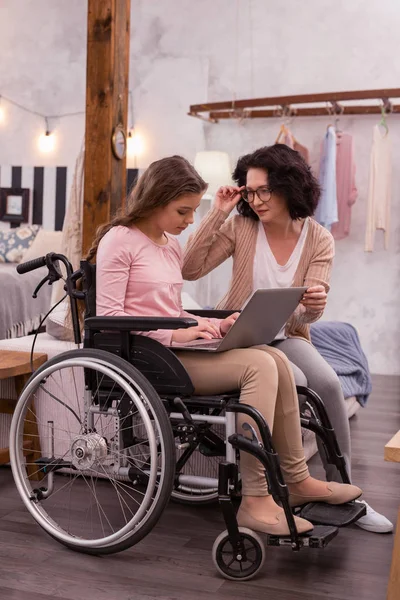 Enfocado chica discapacitada usando portátil — Foto de Stock