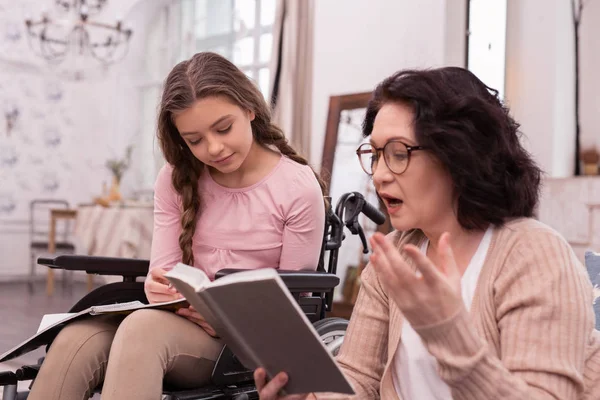 Schöne behinderte Mädchen und Frau bei der Arbeit — Stockfoto