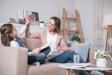 İlham anne ve kızı bir beşlik veren