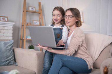 İlham anne ve kız birlikte çalışma