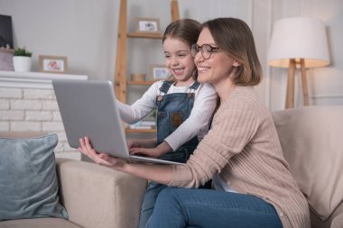 Sevimli kız nasıl dizüstü bilgisayar kullanmayı öğrenme