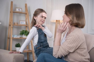 Mutlu kız annesi bir oyun oynuyor