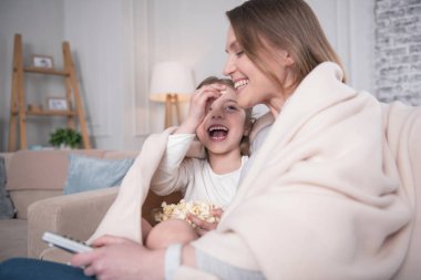 Mutlu anne ve kızı patlamış mısır yemek