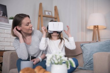 Çekici kız bir Vr miğfer