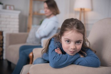 Ceza kız kanepede oturan