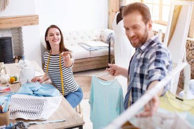 Mutlu iki stilistler giysi seçimi