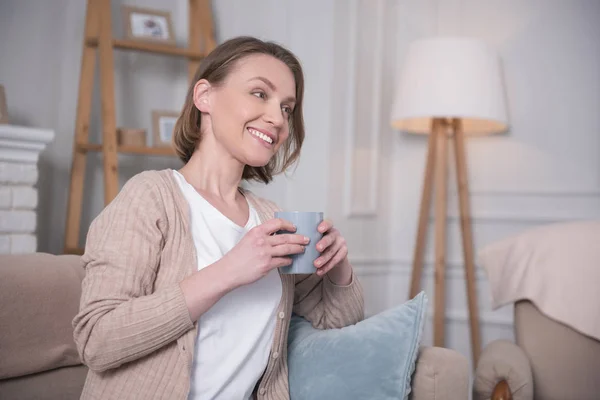 Mujer feliz bebiendo té en casa —  Fotos de Stock