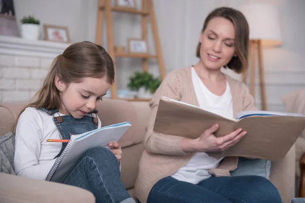 Glad mamma och dotter studerar tillsammans — Stockfoto