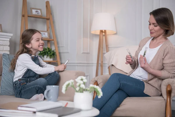 Alerta mamá pasar tiempo con su hija —  Fotos de Stock