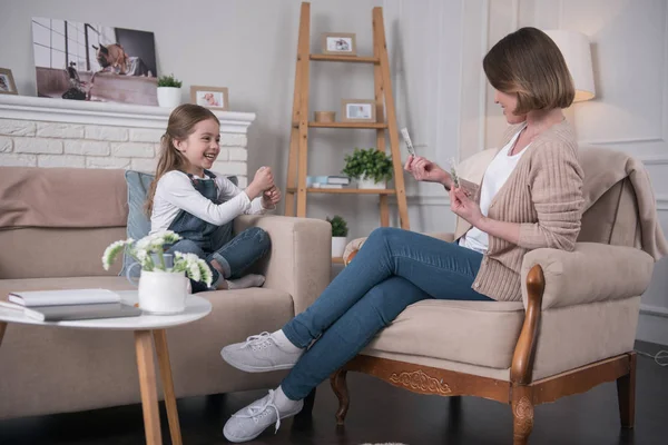 Cuidar de mamá pasar tiempo con su hija — Foto de Stock