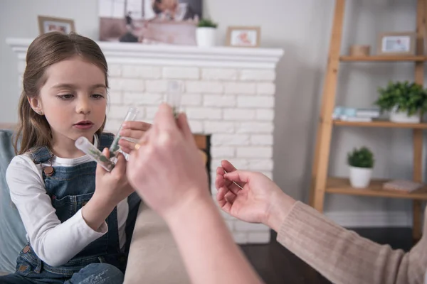 Poważne dziecko uczenia się nowych rzeczy z jej mama — Zdjęcie stockowe