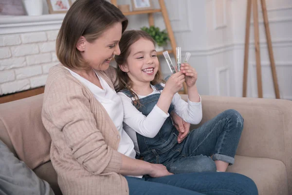 Vrolijk meisje houdt van de buizen met planten — Stockfoto