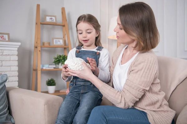 Glad girl learning how the brains work — Stock Photo, Image