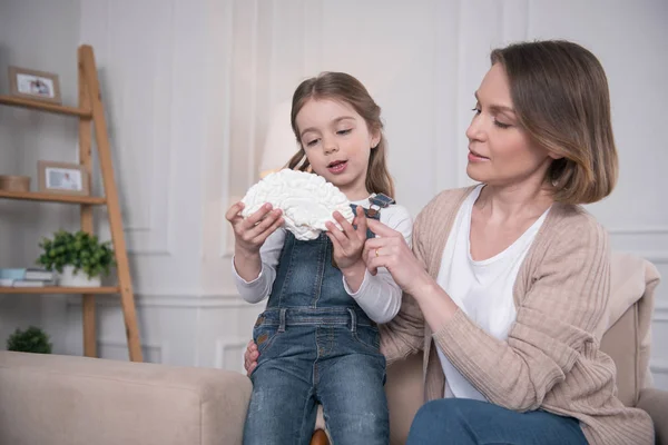 Cheerful girl learning how the brains work — Stock Photo, Image