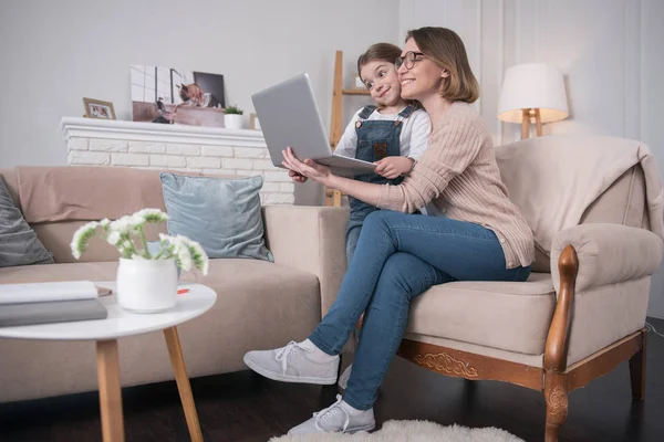 Cheerful girl helping her mother with her work — Stock Photo, Image