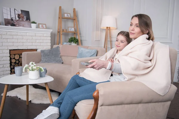 Alegre madre e hija relajándose en casa — Foto de Stock