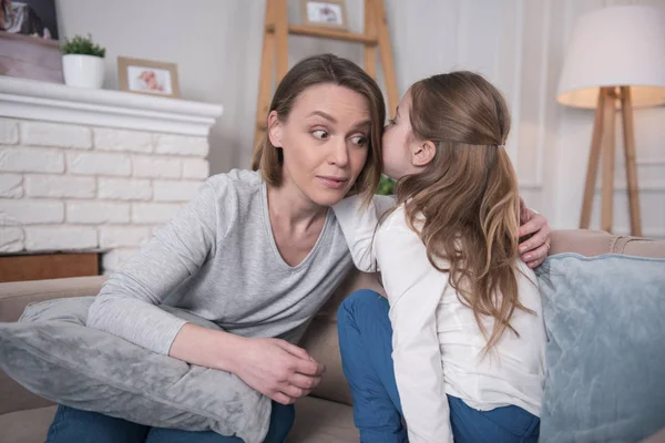 Geïnspireerd meisje geheimen te vertellen aan haar moeder — Stockfoto