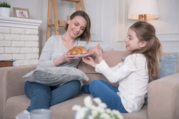 Uśmiechnięte matki trzymając niektóre pliki cookie — Zdjęcie stockowe