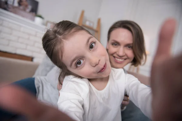 Lachende mama en dochter nemen van selfies — Stockfoto