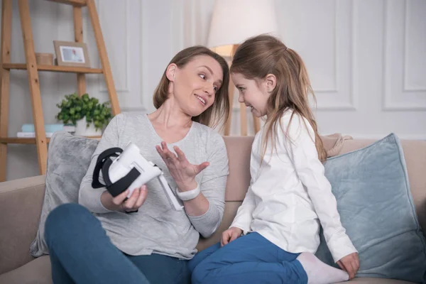 Sonriente madre sosteniendo casco VR — Foto de Stock