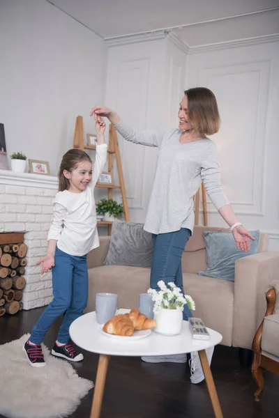 Chica alegre bailando con su mamá — Foto de Stock