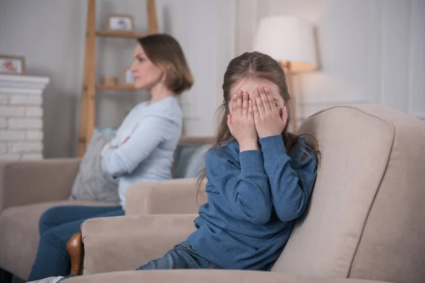 Huilend meisje zittend op de Bank — Stockfoto