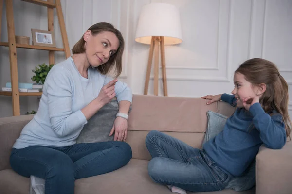 Niet tevreden moeder strikt kijken naar haar dochter — Stockfoto