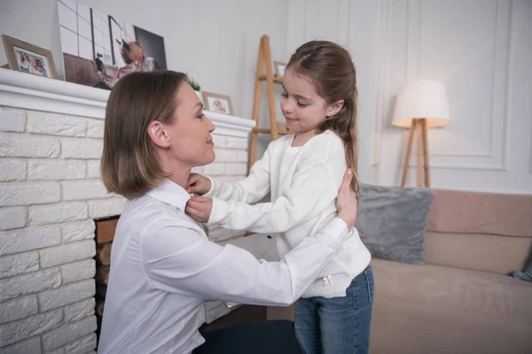 Alerta mamá joven va a trabajar — Foto de Stock