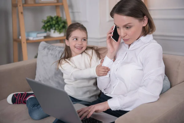 Ernstige moeder praten aan de telefoon — Stockfoto