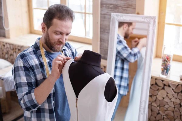 Diseñador masculino pensativo vestido de fijación — Foto de Stock