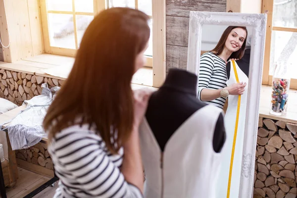 Happy kvindelige designer måling kjole - Stock-foto
