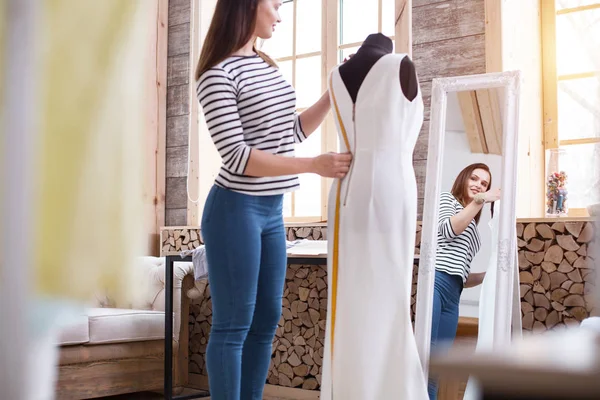 Atractiva modista femenina trabajando con vestido — Foto de Stock