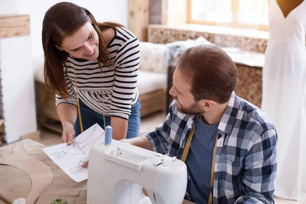 Pensativo dos sastres debatiendo sobre el diseño — Foto de Stock