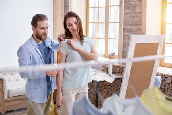 Adaptador masculino enfocado que ayuda al cliente — Foto de Stock