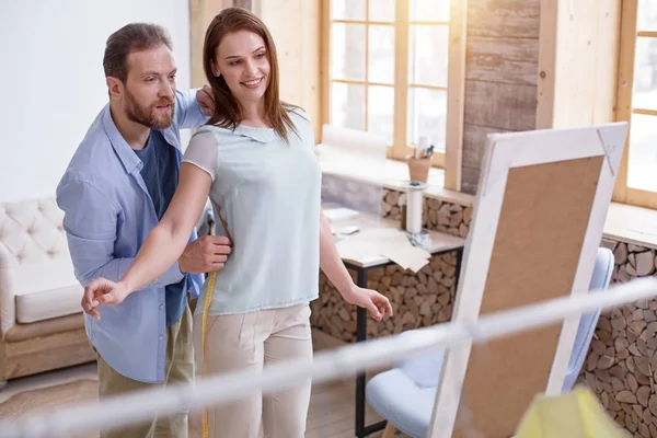 Konzentrierter ehrgeiziger Handwerker misst Frau — Stockfoto