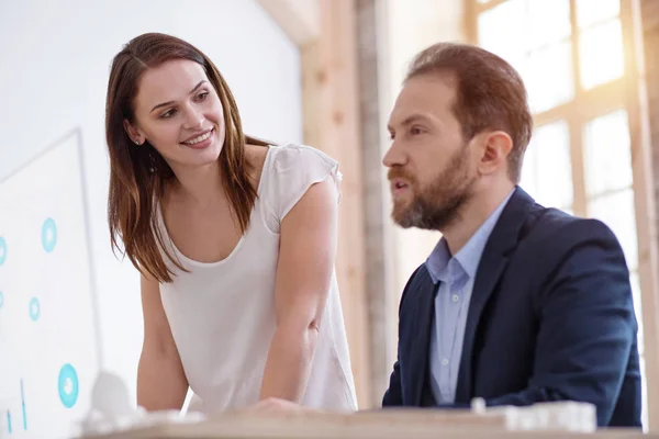 Erfarna två kolleger godkänner business plan — Stockfoto