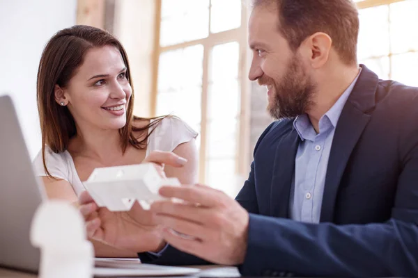 Fröhliche zwei Kollegen, die sich Gedanken machen — Stockfoto