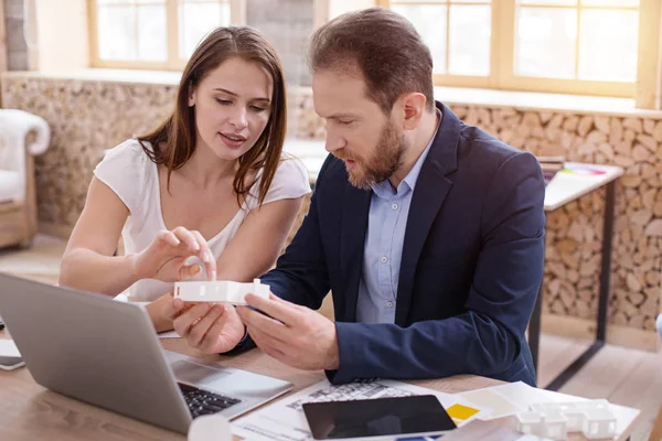 Zwei Designer debattieren über den Innenausbau — Stockfoto