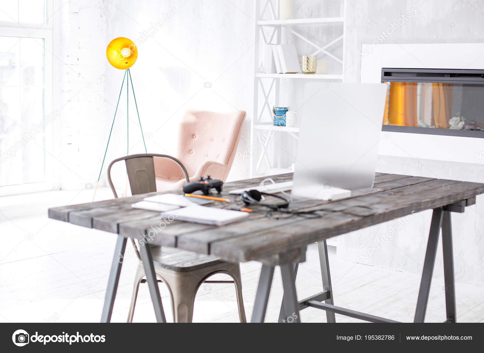 Hightech-Arbeitsplatz von gamer einrichten im Wohnzimmer — Stockfoto ... Hightech-Arbeitsplatz von gamer einrichten im Wohnzimmer — Stockfoto ...