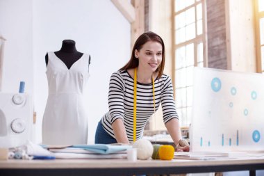 Kadın terzi alarak sipariş odaklı