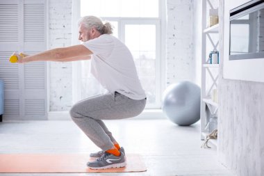 Atletik komuta sizde dumbbells ile ağız kavgası yapıyor