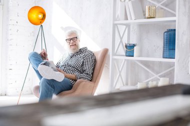 İyimser komuta sizde tablet kullanırken gülümseyen