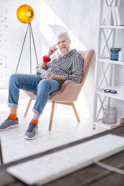 Tablet video izlerken poz çekici yaşlı adam